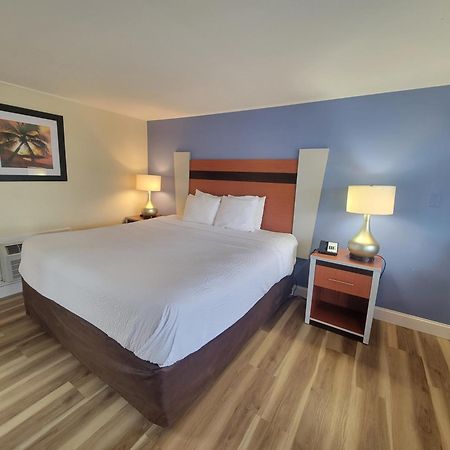 Days Inn By Wyndham - Cape Cod West Yarmouth Exterior photo